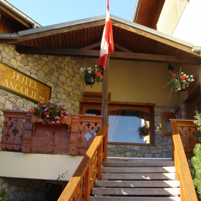 The entrance of Hôtel l'Ancolie in summer