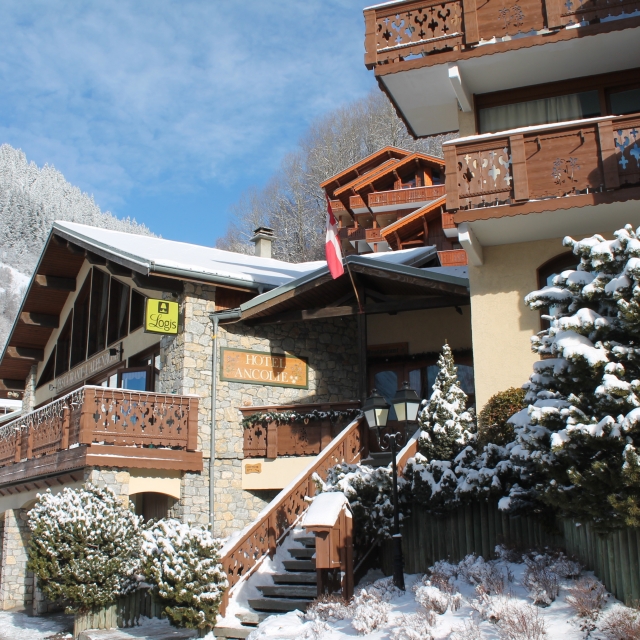 Hôtel l'Ancolie under snow