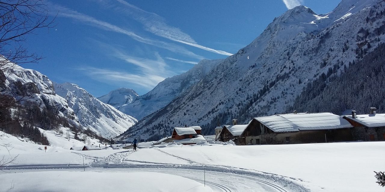 Cross-country trails and chalets in Champagny le Haut