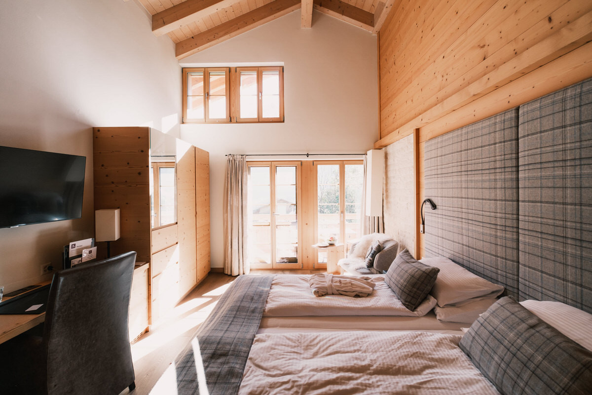 Double room with wooden beams and white bedding